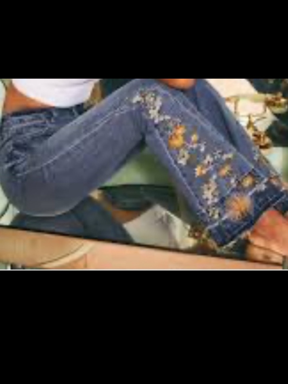 Ashley Mason embroidered flare legged jeans.
Size 5/27"